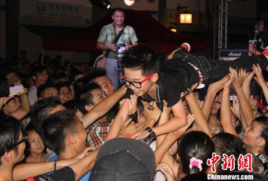 第六屆南寧學(xué)生<a href='http://www.se0552.com/ent/yinyue/' target='_blank'><u>音樂</u></a>節(jié)唱響8歲追夢少年嗨翻全場