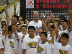 巴丁格戰球迷暴扣成癮10分鐘扣7個 隔扣球迷憾砸飛