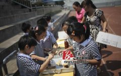 小學(xué)生自制月餅過中秋 月餅圖案千奇百怪[圖]