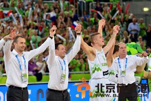 東道主苦戰(zhàn)過關(guān)鎖定第五杰特12分烏克蘭難逃一敗