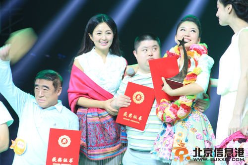楊童舒擔(dān)任《星光大道》評委