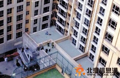 新京報訊 （記者朱自潔）昨日下午4時許，東城區東方銀座B座，一男子從29層墜落至5樓的露臺當場死亡。警方表示，初步排除他殺嫌疑。