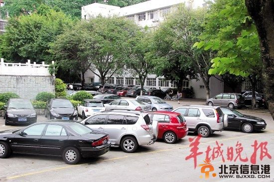 私家車“霸占”高校校園：一日進出車輛七八千