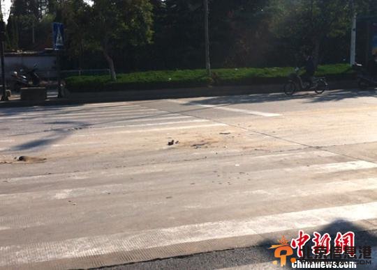 孕婦過馬路被卷渣土車下傷勢不重胎兒未受影響