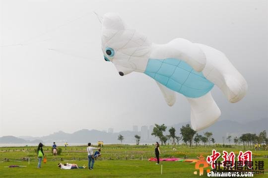 珠海國際風(fēng)箏會(huì)開幕最大風(fēng)箏挑戰(zhàn)吉尼斯紀(jì)錄