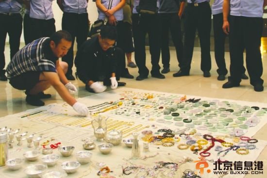 警方追回的被竊黃金首飾、珠寶等物品 涼山州公安局供圖