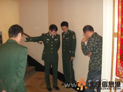 監(jiān)督員深入酒店裝修工程開展消防安全檢查