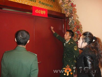 監(jiān)督員深入酒店裝修工程開展消防安全檢查