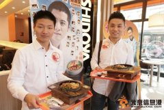 “吉野家白襯衣帥哥日”時(shí)尚快樂與美味共享