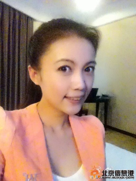 央視女記者艾婷婷低胸出鏡采訪走紅