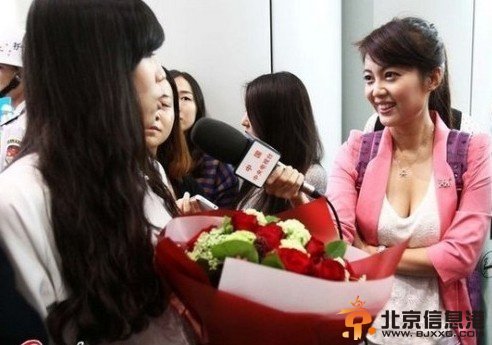 央視女記者艾婷婷低胸出鏡采訪走紅
