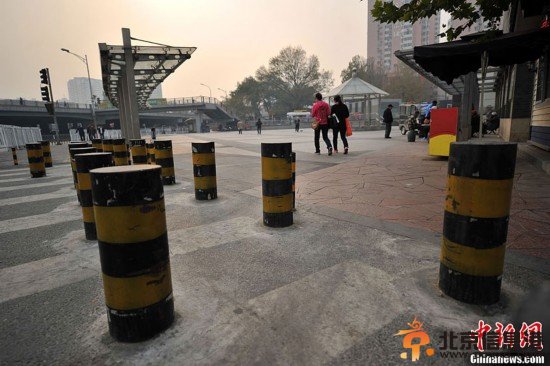 <a href='http://www.se0552.com/news/beijing/' target='_blank'><u>北京</u></a>一地鐵口密布“梅花樁” 行人過街不方便【2】