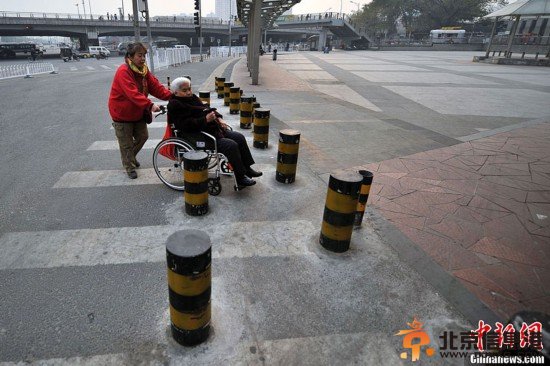 <a href='http://www.se0552.com/news/beijing/' target='_blank'><u>北京</u></a>一地鐵口密布“梅花樁” 行人過街不方便