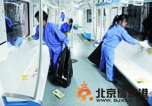 座椅下、靠背上、拉環里都是小廣告。
