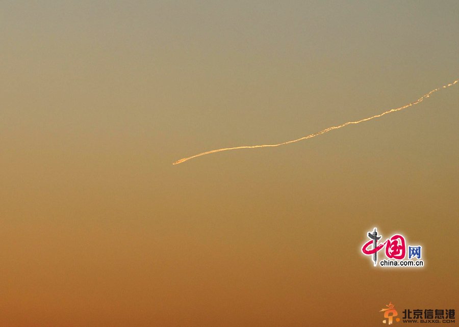 2012年12月17日傍晚，在<a href='http://www.se0552.com/news/beijing/' target='_blank'><u>北京</u></a>西南方向，天空中出現不明飛行物，從一座建筑后面飛行而來。