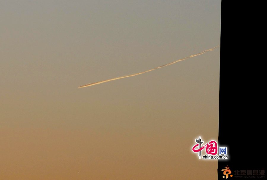 2012年12月17日傍晚，在北京西南方向，天空中出現不明飛行物，從一座建筑后面飛行而來。