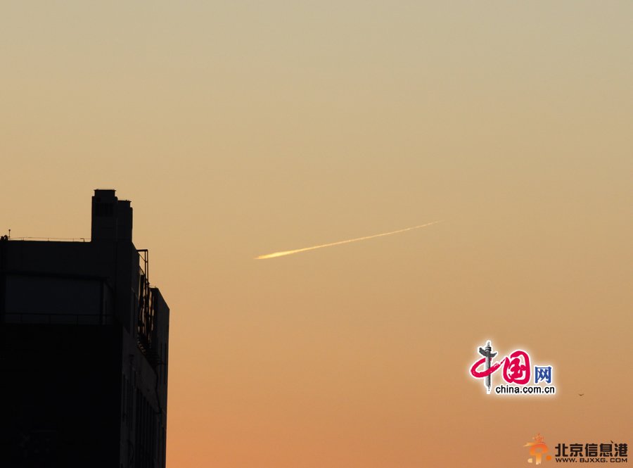 2012年12月17日傍晚，在北京西南方向，天空中出現不明飛行物，從一座建筑后面飛行而來。