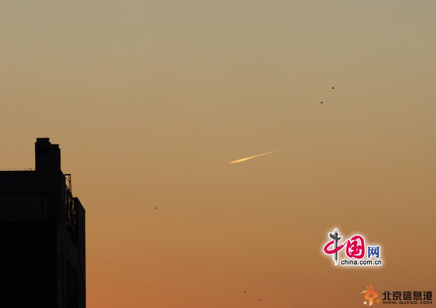 2012年12月17日傍晚，在北京西南方向，天空中出現不明飛行物，從一座建筑后面飛行而來。