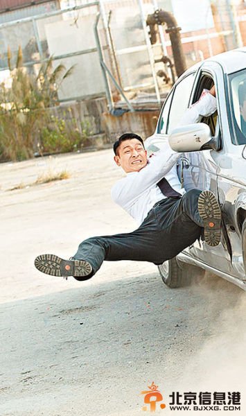 劉德華拍戲驚險(xiǎn)被掛車外