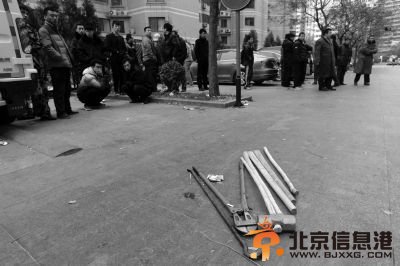 現場留有發生沖突的器械。