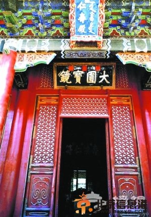 周總理仁壽殿前買晚報[墻根網]