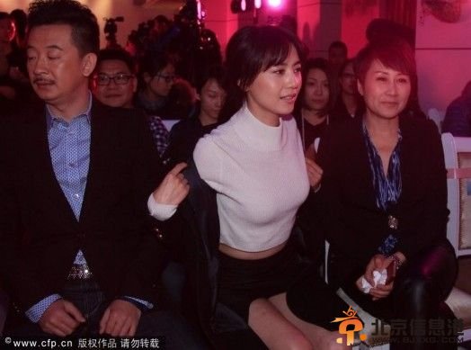 【圖文】高圓圓穿短裙現(xiàn)身腿上有多處淤青 被疑遭家暴