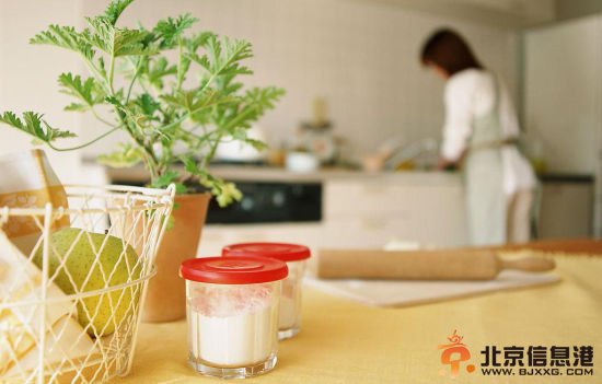 土豪保姆開豪車戴大克拉鉆戒 月薪1800就為圖個樂