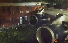 英國客機在約翰內斯堡國際機場撞上一幢辦公樓，致使4人受輕傷。