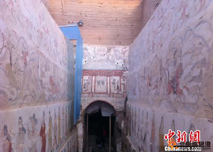 墓道東、西兩壁壁畫自上而下各分為四層，其中第二層狩獵圖為現存最大墓葬狩獵壁畫。　胡健　攝