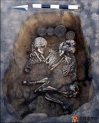 西伯利亞發現3500年前＂情侶墓＂ 3500年前情侶墓尸骨面對面手挽手