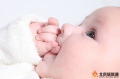 如何改掉寶寶吃手的毛病？
