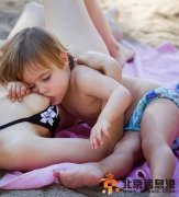 媽媽哺乳別看電視 影響寶寶說話