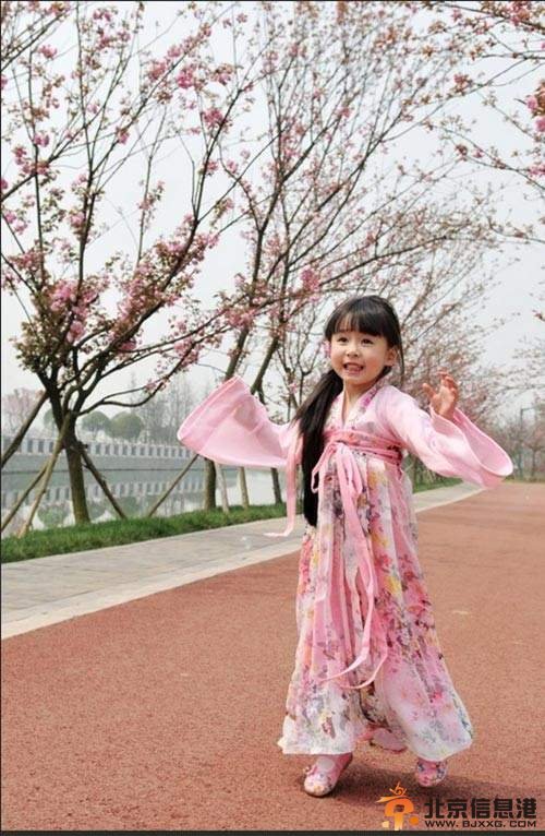 櫻花小蘿莉漢服萌照走紅 網(wǎng)友稱(chēng)其漢服女神
