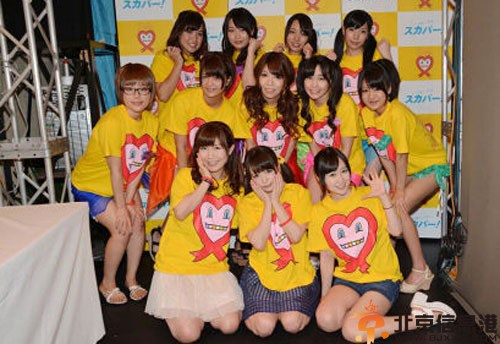日本摸乳募捐現(xiàn)場圖片 9名AV女優(yōu)撩衣獻(xiàn)胸助陣