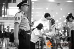 北京四大火車站鐵警警長(zhǎng)以上執(zhí)勤佩轉(zhuǎn)輪手槍(圖)