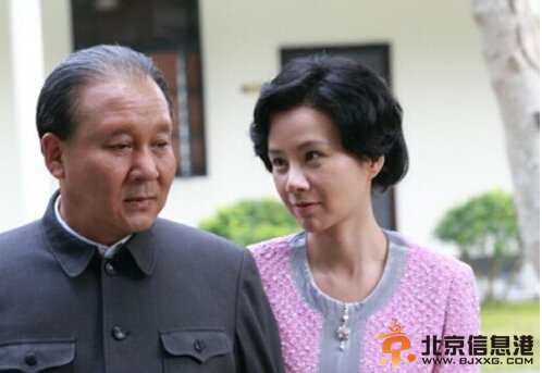 歷史轉(zhuǎn)折中的鄧小平劇情介紹