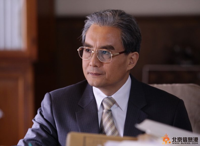 歷史轉(zhuǎn)折中的鄧小平劇情介紹