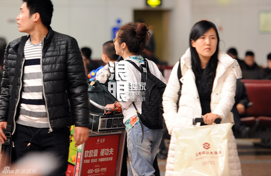 連奕名嬌妻楊若兮攜愛子返京 打扮樸素低調幸福