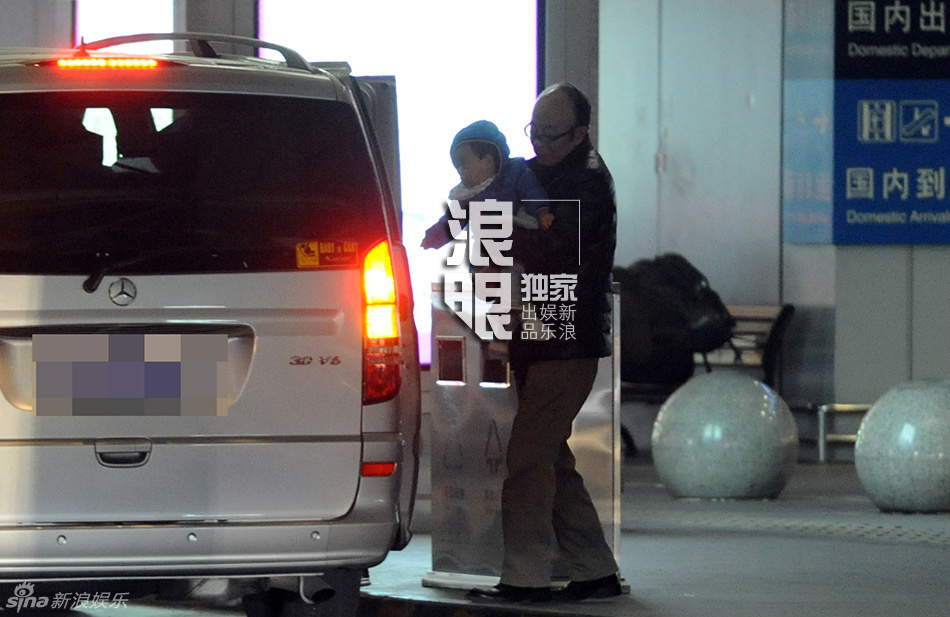 連奕名嬌妻楊若兮攜愛子返京 打扮樸素低調幸福