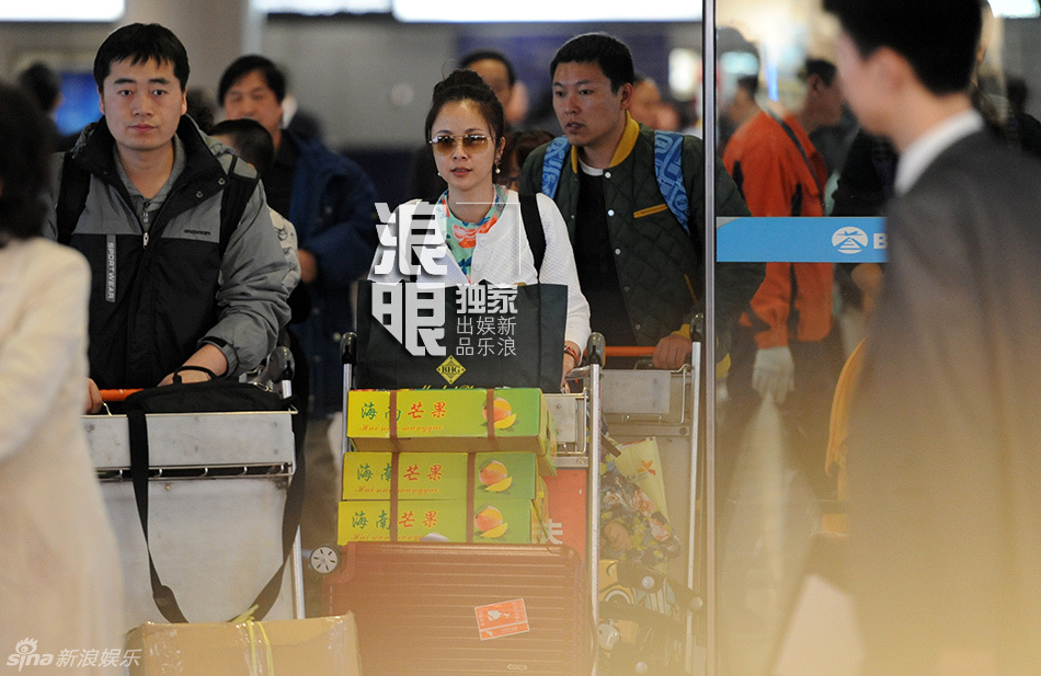 連奕名嬌妻楊若兮攜愛子返京 打扮樸素低調幸福