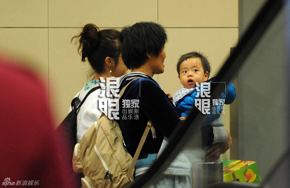連奕名嬌妻楊若兮攜愛子返京 打扮樸素低調幸福