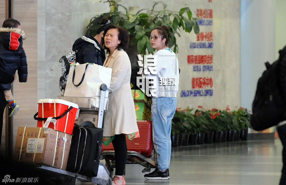 連奕名嬌妻楊若兮攜愛子返京 打扮樸素低調幸福
