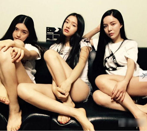 新任星女郎穿超短熱褲 拉閨蜜秀大長腿(組圖)