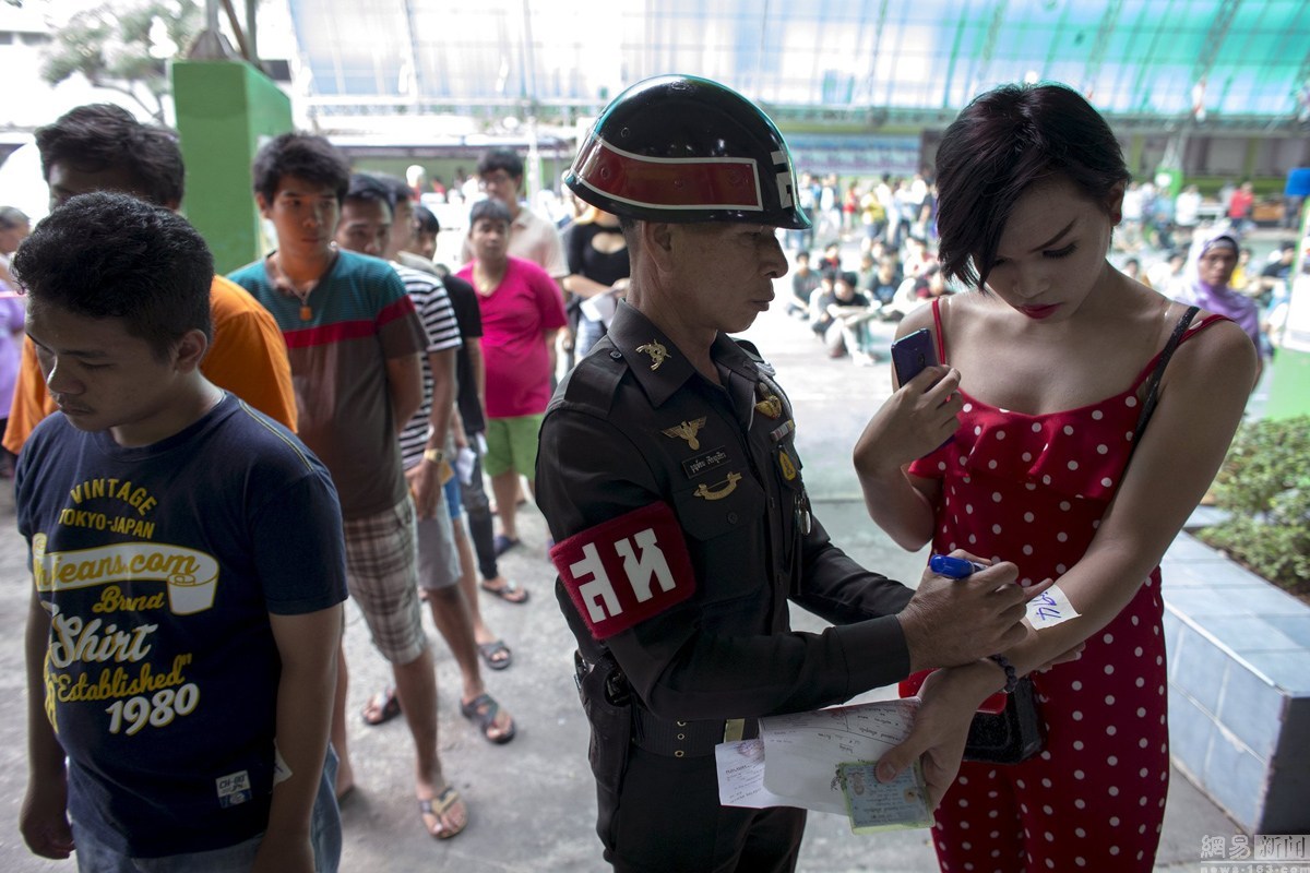 泰國軍隊征收新兵 “人妖”和尚齊現身