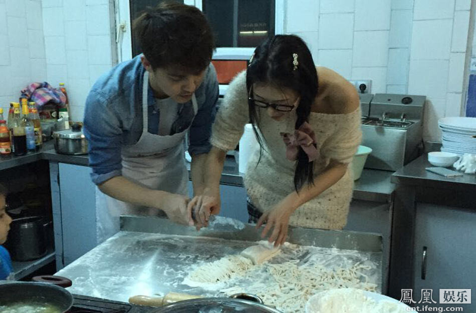 馬天宇貼身照顧林志玲 摟腰做飯舉止親密(圖)