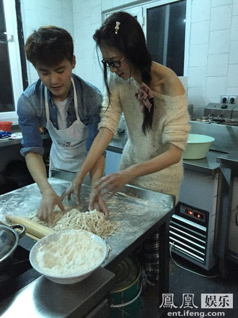 馬天宇貼身照顧林志玲 摟腰做飯舉止親密(圖)