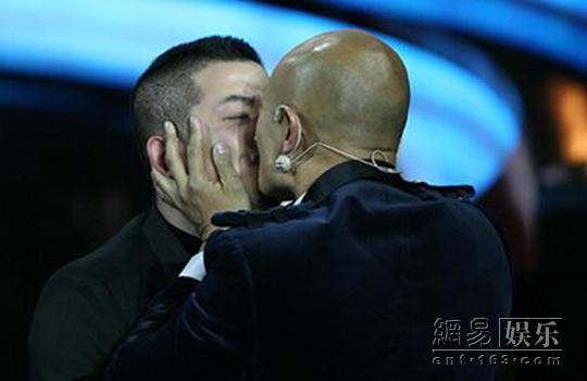 樂嘉(微親吻男選手胡白。