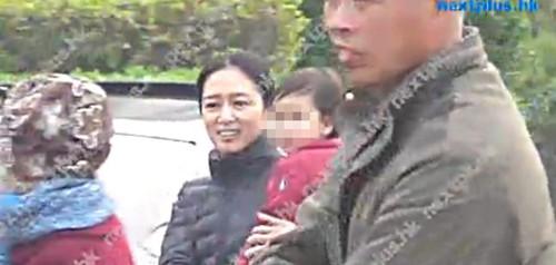 劉德華女兒首曝光 朱麗倩放松戒備出行無口罩遮面(圖)