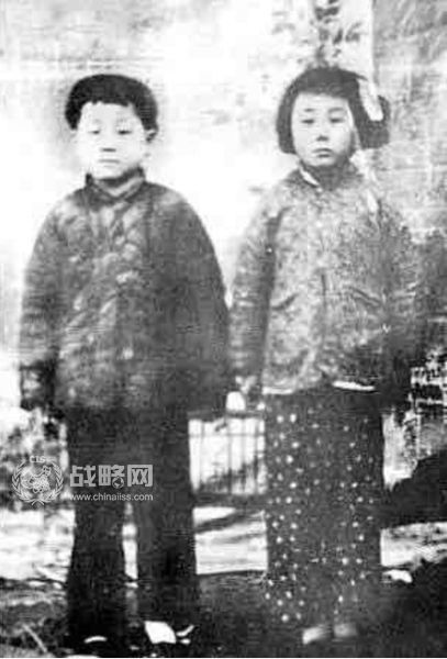 莫言8歲照片曝光 時間大約在1962年春天上穿棉襖，下穿單褲