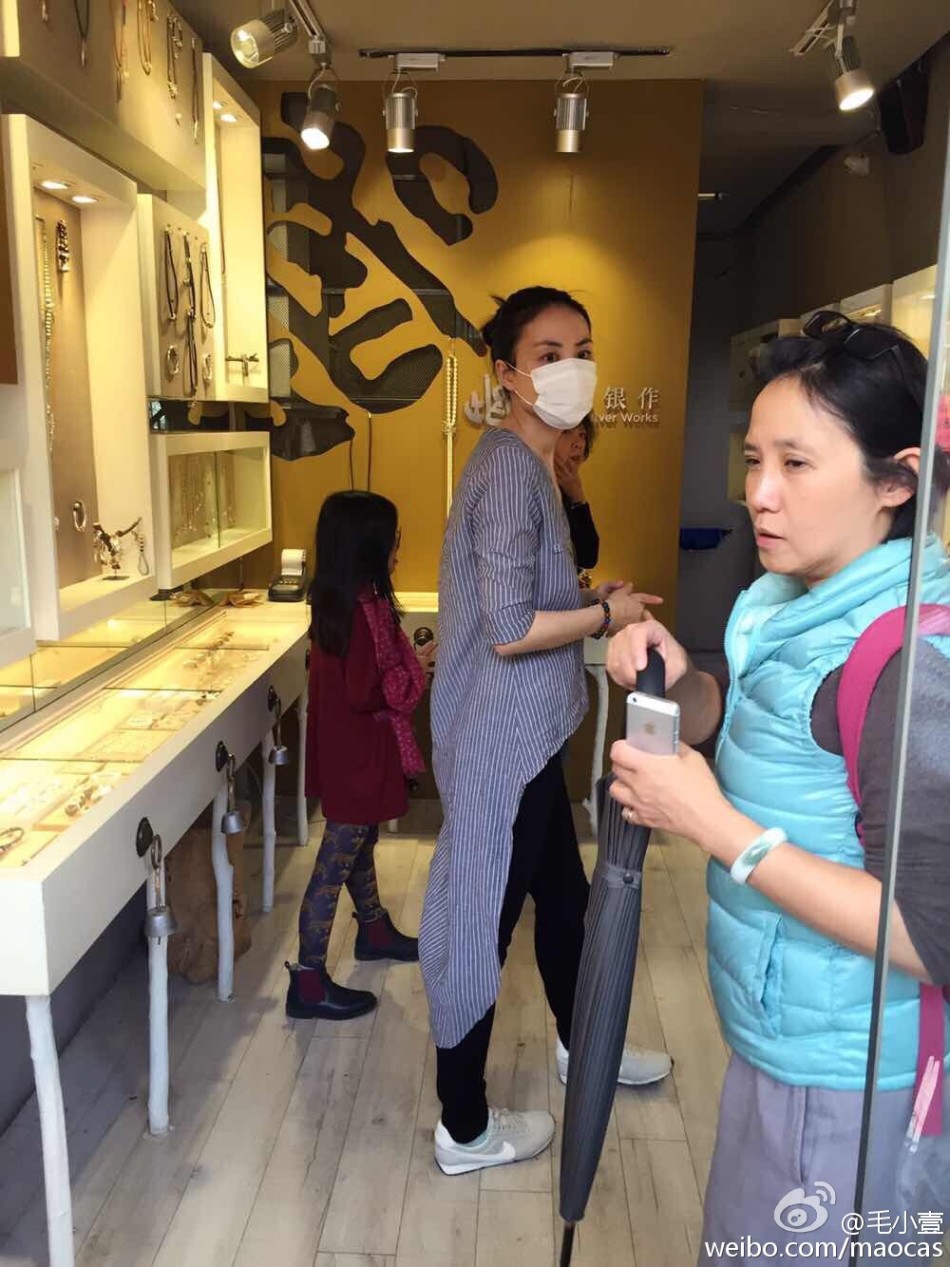 王菲帶小女兒李嫣現身大理低調逛街 腹部平坦疑真空上陣